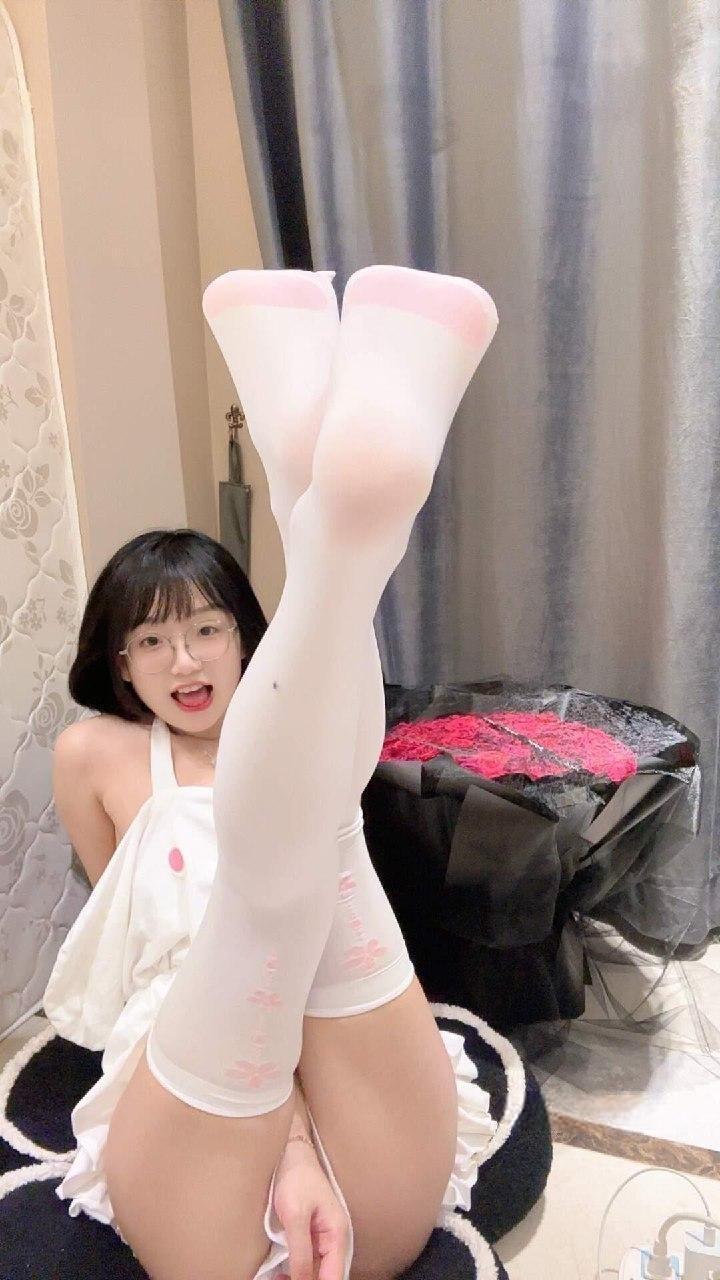 王胜利 - 过膝白袜