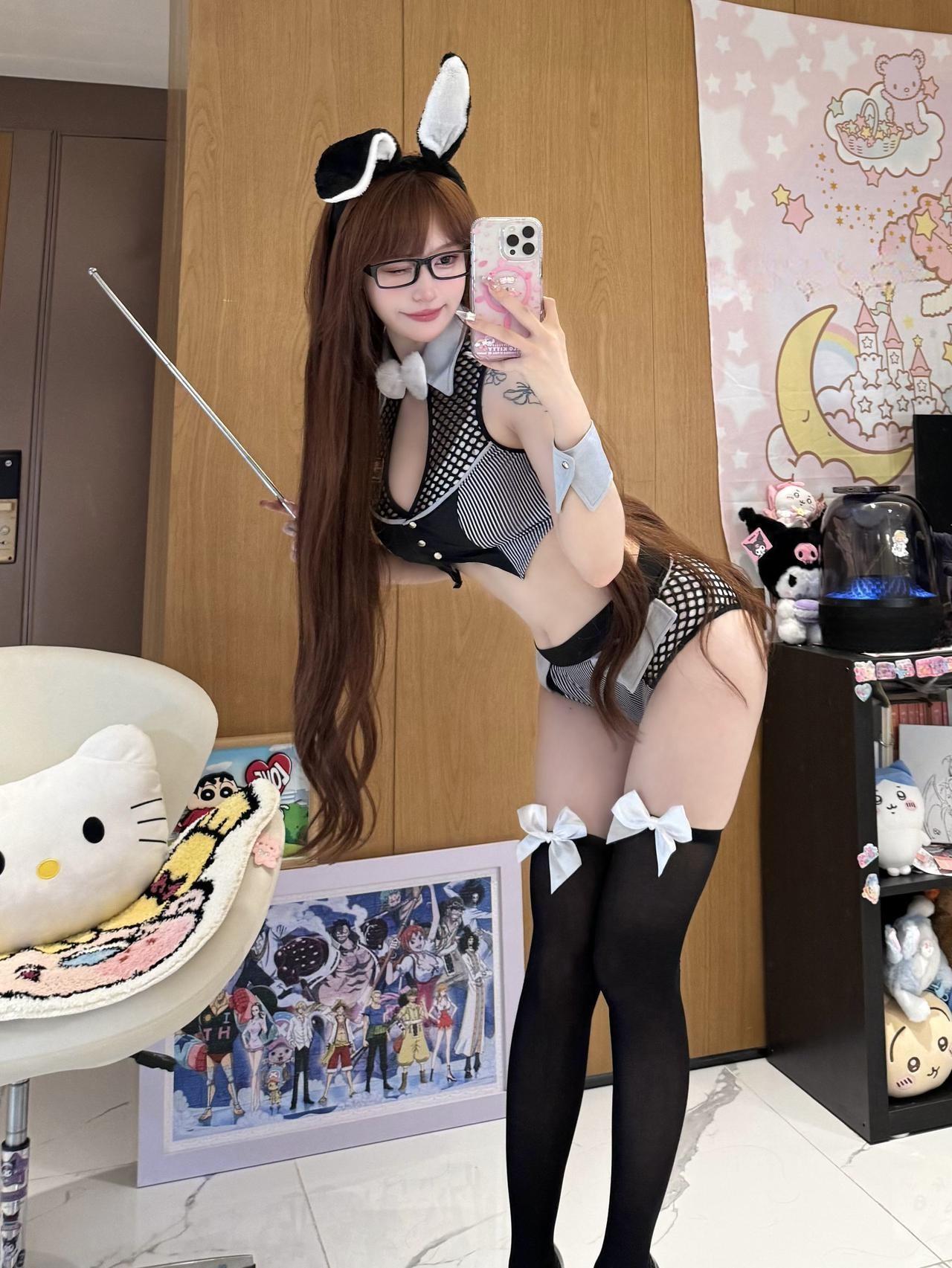 超蓝布罗莉 - 过膝黑丝兔女郎