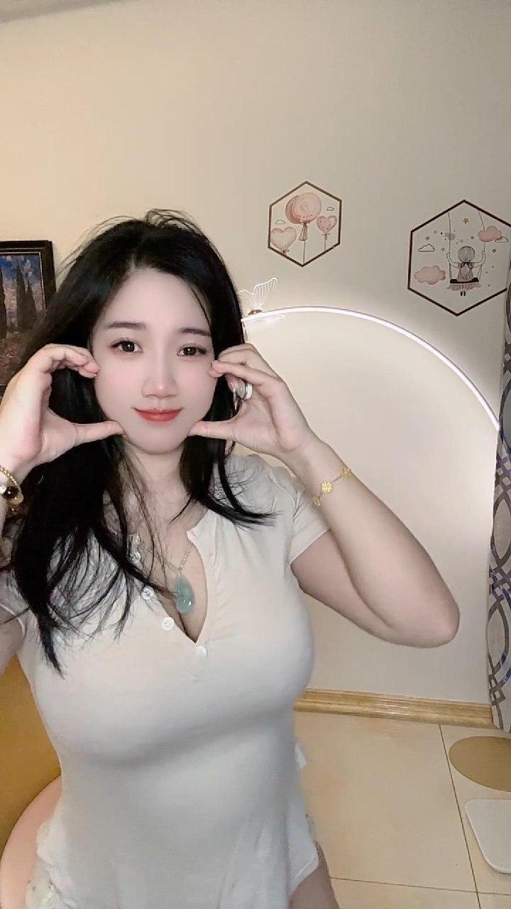 末世唧唧 - v领爆乳t恤