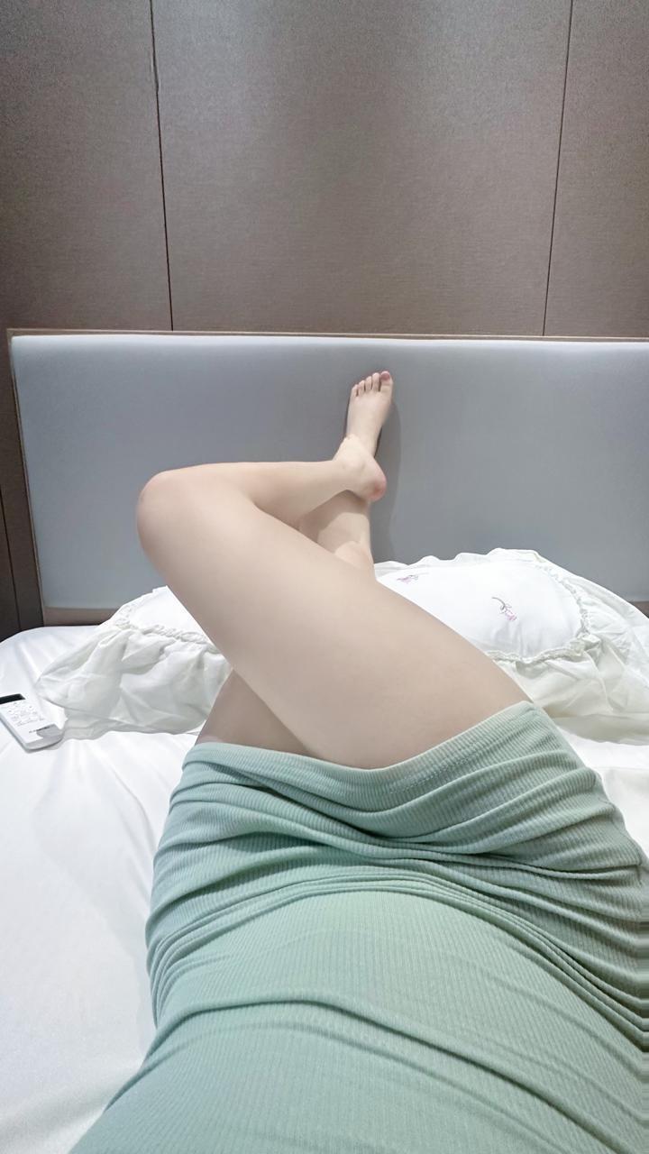 小鹿奶啤 - 性感露肩爆乳蝴蝶结第18张图片