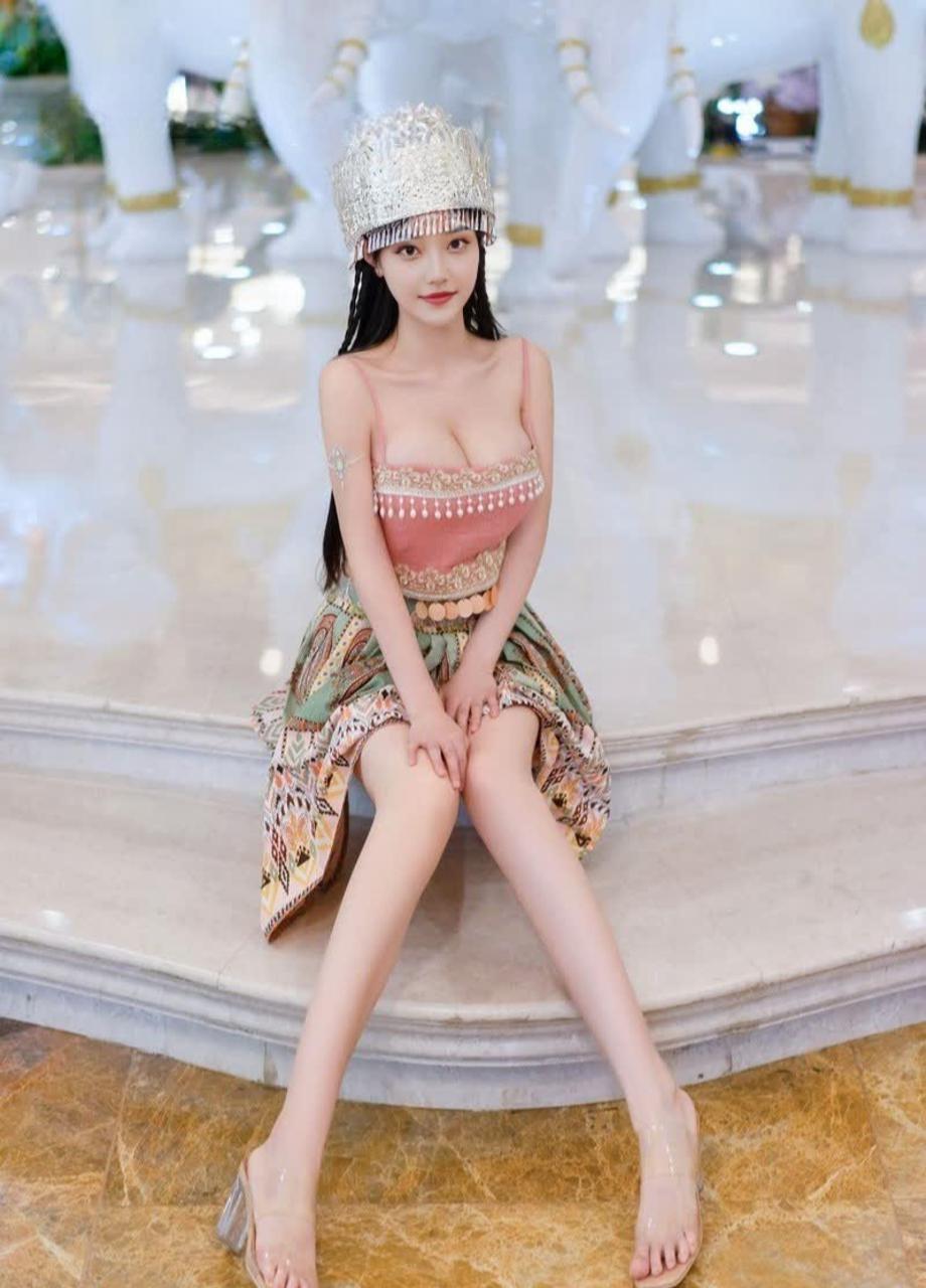 凡妮莎 - 苗族抹胸少女第5张图片