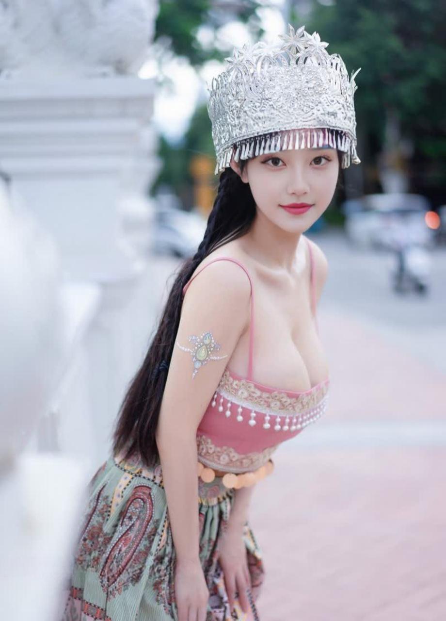 凡妮莎 - 苗族抹胸少女第2张图片