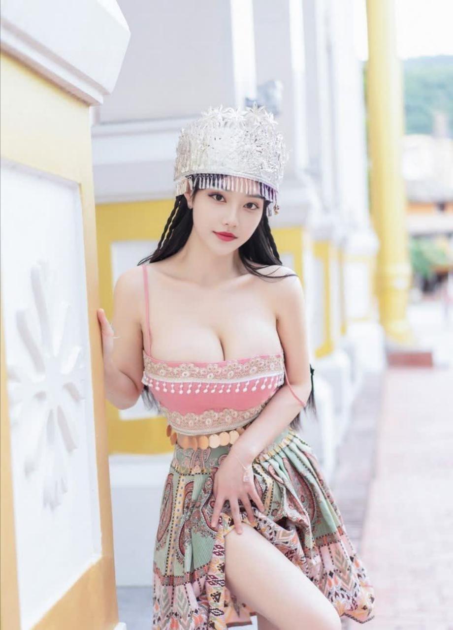 凡妮莎 - 苗族抹胸少女第10张图片