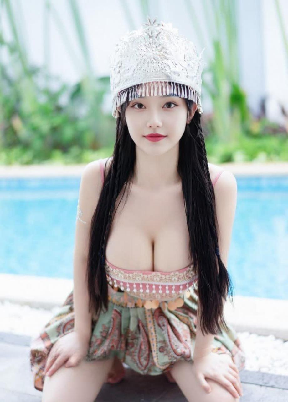 凡妮莎 - 苗族抹胸少女第11张图片