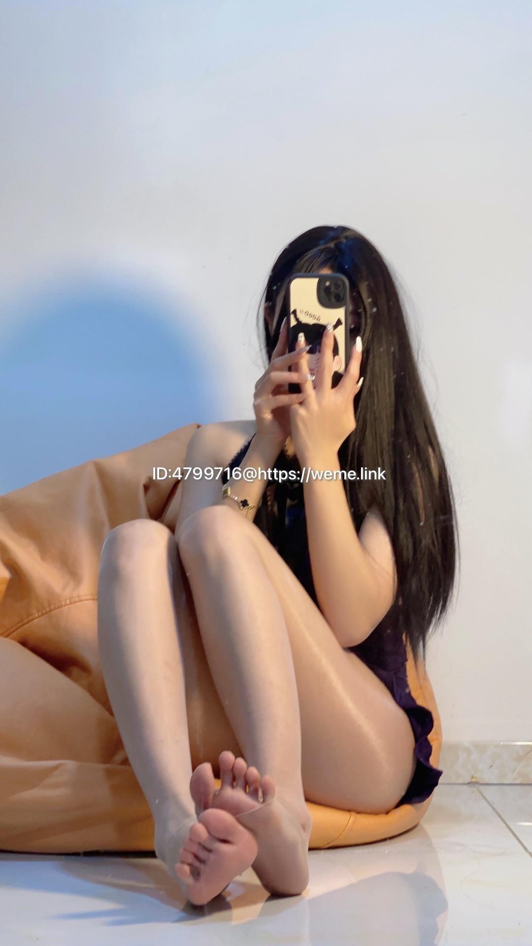 徐绾绾 - 性感紫色吊带蕾丝短裙第4张图片