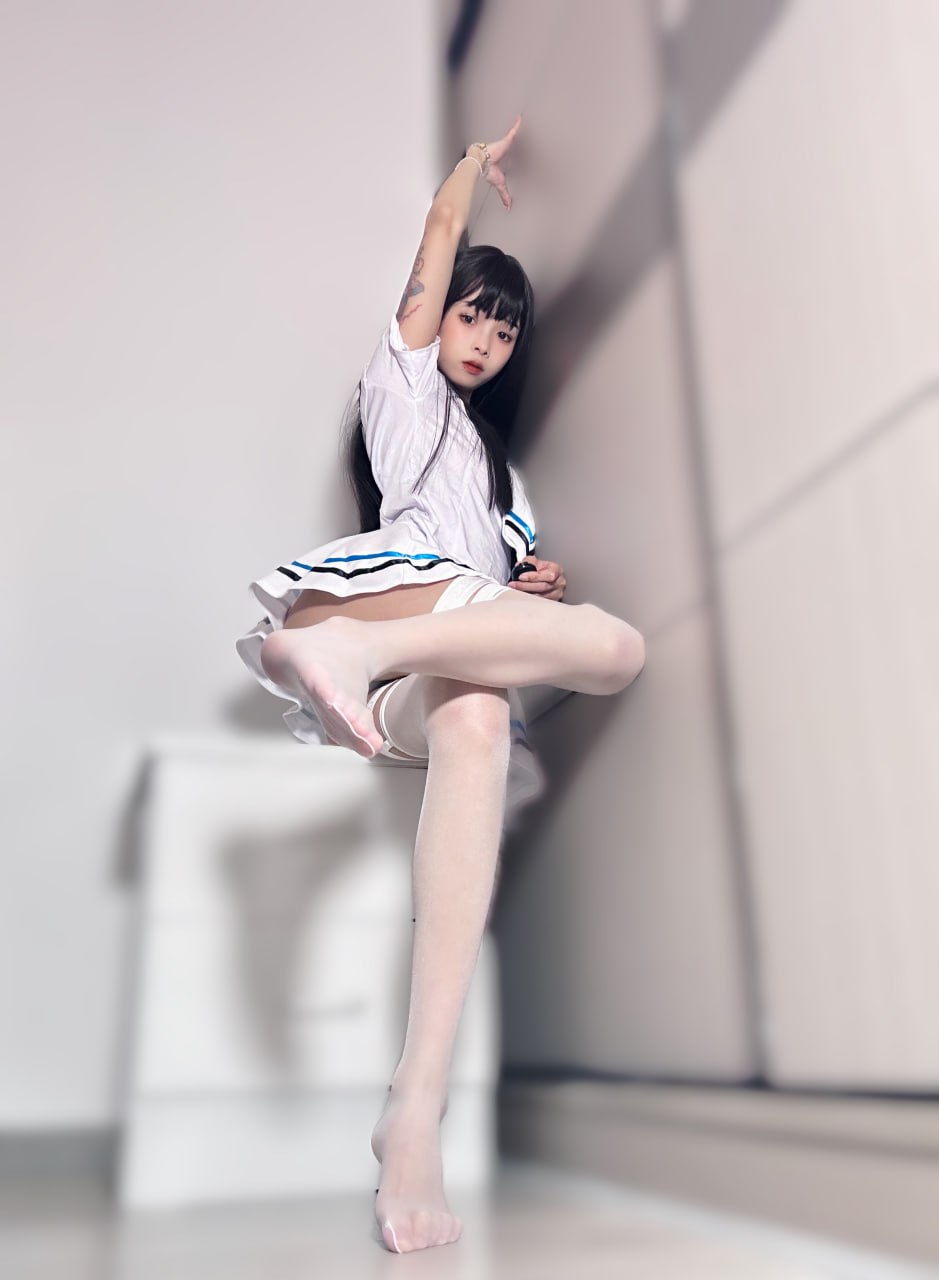 聂傲娇 - 美丽少女的白丝袜第17张图片