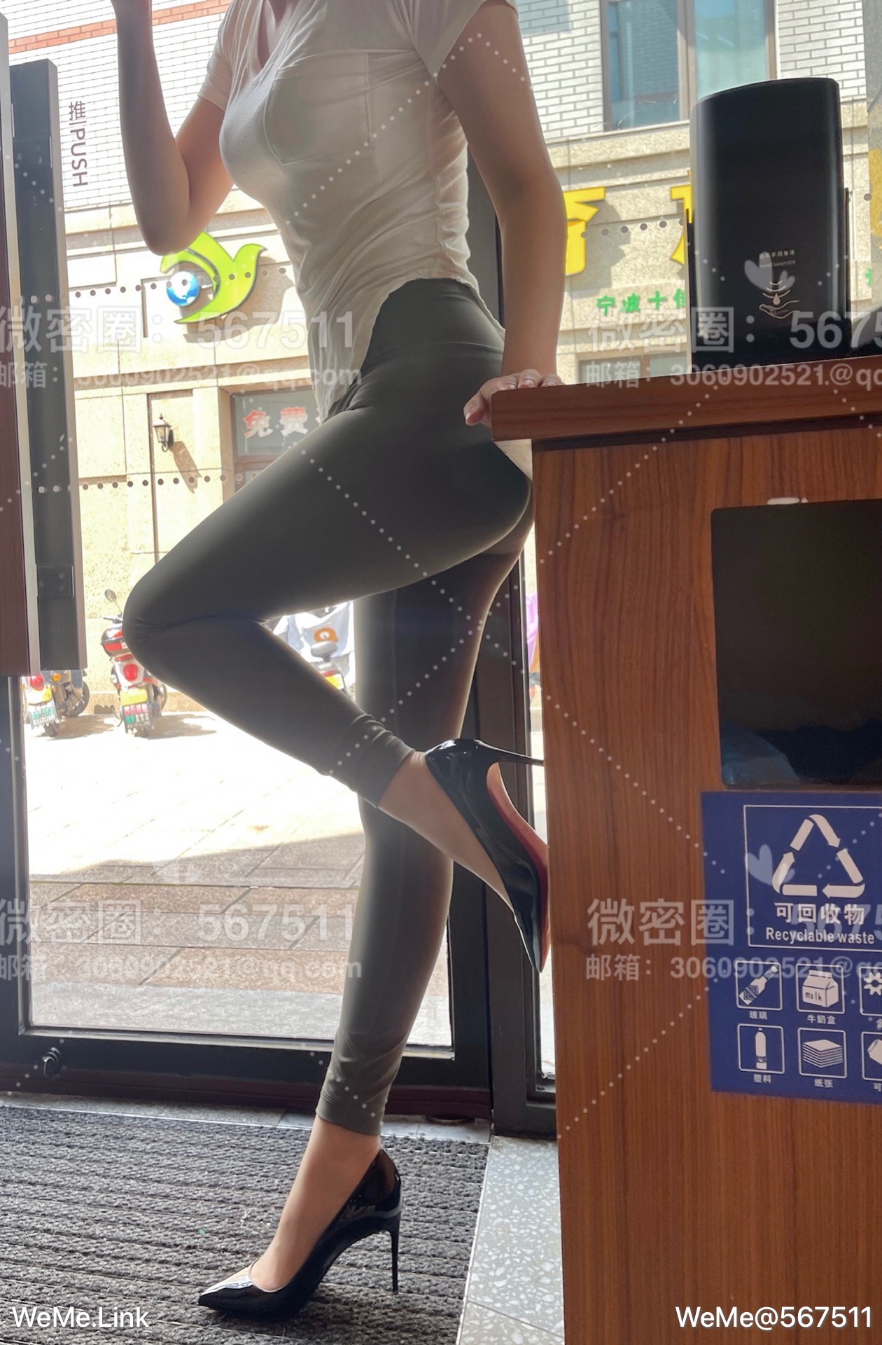 一只哈比猪 - 瑜伽裤套油亮肉丝，cl高跟鞋第8张图片